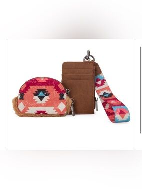 WG166-W0051 Wrangler Sherpa Southwestern Art Print Dual Pouch Wristlet -Brown
